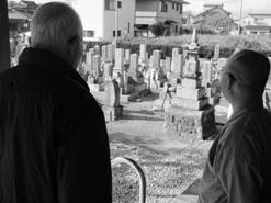 建物の外に立っている男性

低い精度で自動的に生成された説明
