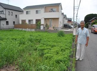 屋外, 草, 建物, 男 が含まれている画像

自動的に生成された説明