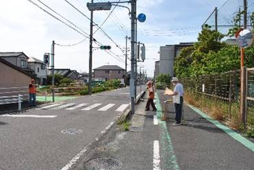 道路を歩いている人

低い精度で