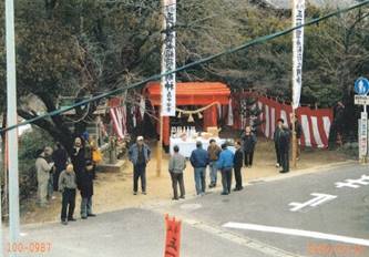道路, 屋外, ストリート, 民衆 が含まれている画像

自動的に生成された説明