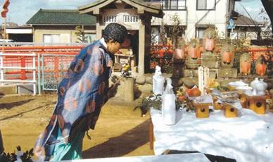 建物, テーブル, 男, 食品 が含まれている画像

自動的に生成された説明