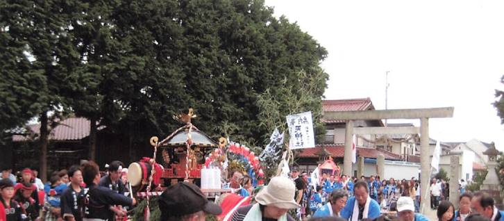 屋外, 人, 民衆, グループ が含まれている画像

自動的に生成された説明