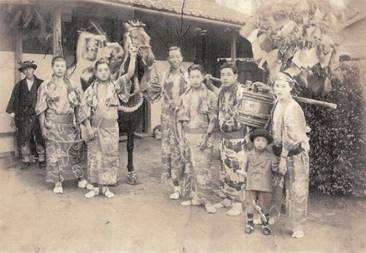 軍朊を着た男性たちの白黒写真

中程度の精度で自動的に生成された説明