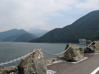 ダム湖と徳山会館