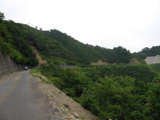 ガードレールのない断崖絶壁道路