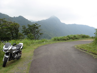林道と冠山頂上