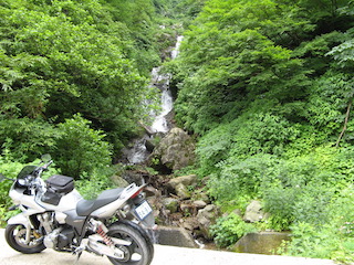 林道脇の滝