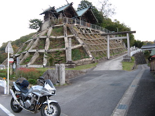 県道338号沿いの神社